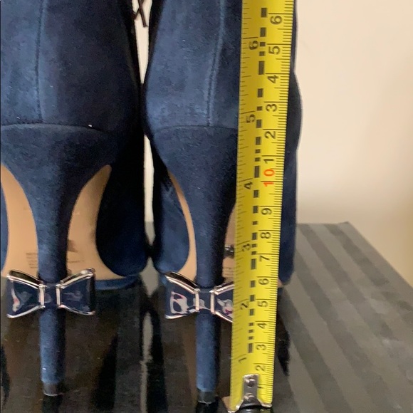 Blue suede bootie with unique design - Picture 4 of 8